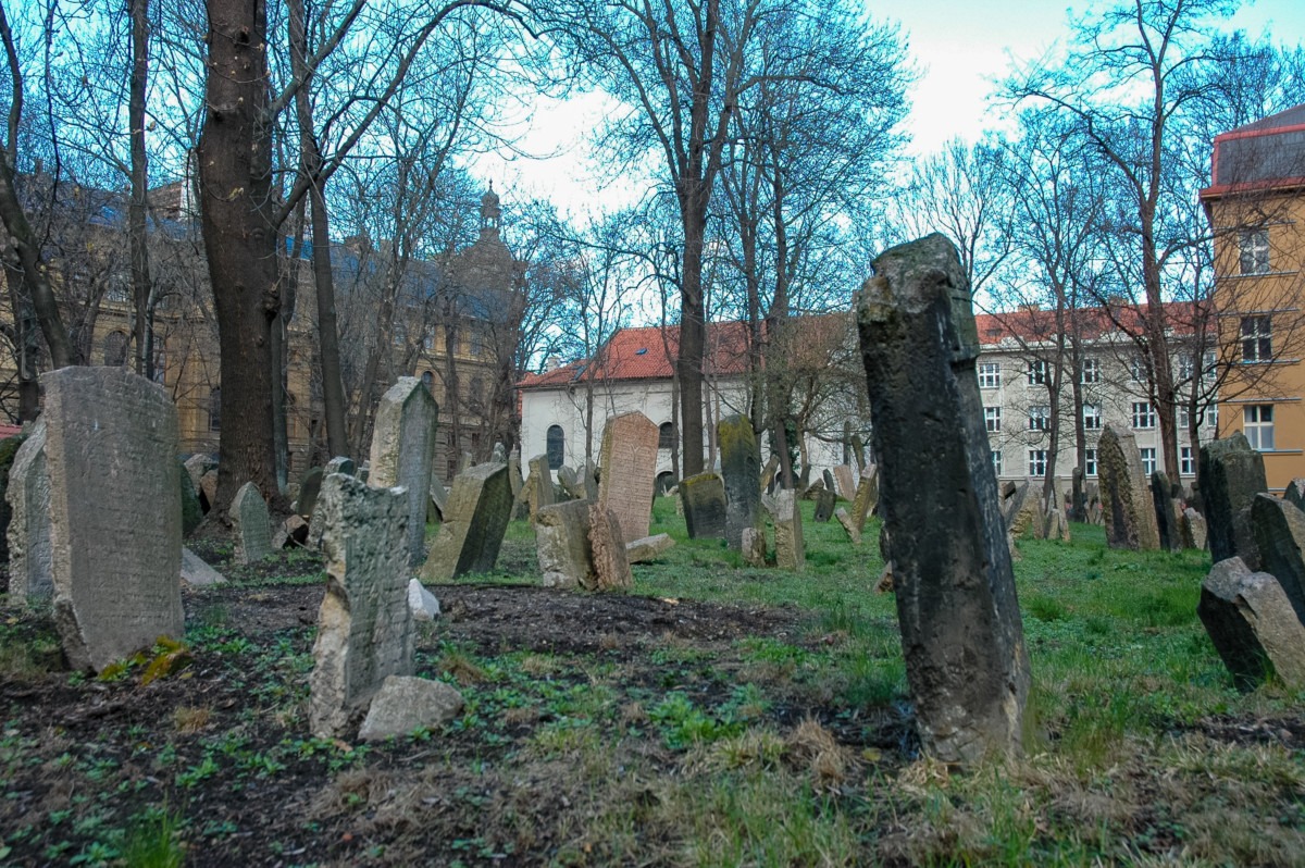 Jewish Cemetery Prague - © Frank Neels